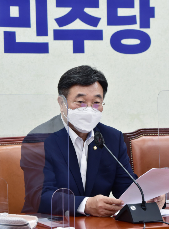 윤호중 민주당 원내대표가 31일 국회에서 열린 원내대책회의에서 발언하고 있다. 연합뉴스